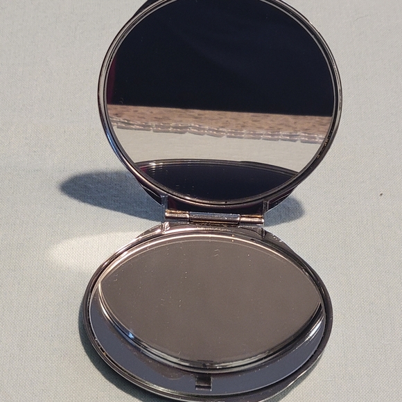 Vintage Enameled  Flower Compact Mirror - Picture 4 of 8